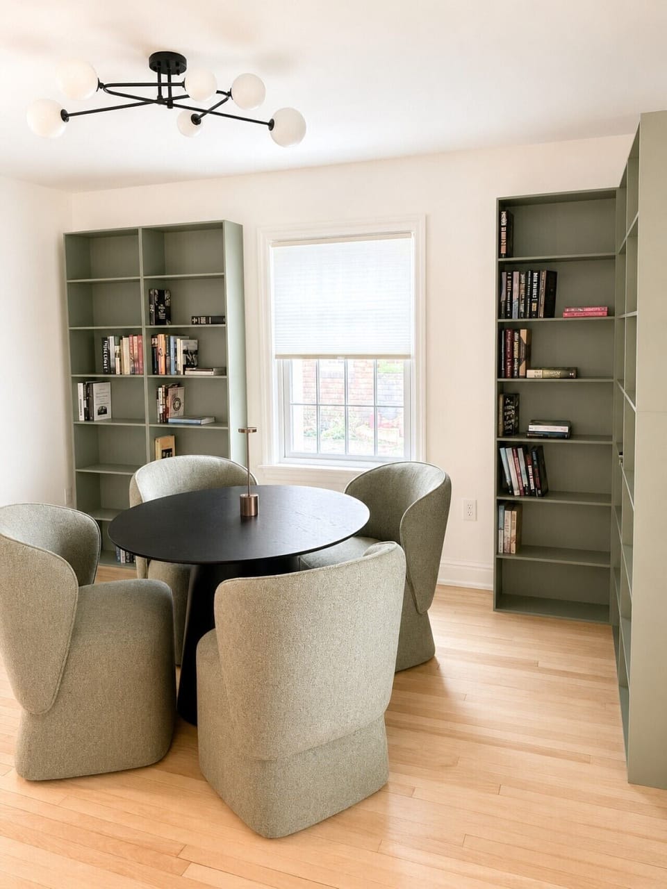 Relax in the library salon. Enjoy a book, a glass of wine or a family game.