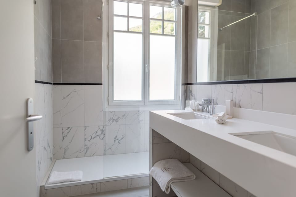 Junior Suite | Bathroom | Eco-friendly toiletries, hair dryer, towels, soap