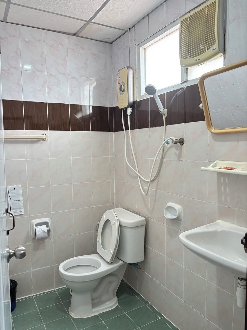 Standard Double Room, Non Smoking | Bathroom | Combined shower/tub, free toiletries, hair dryer (on request), towels