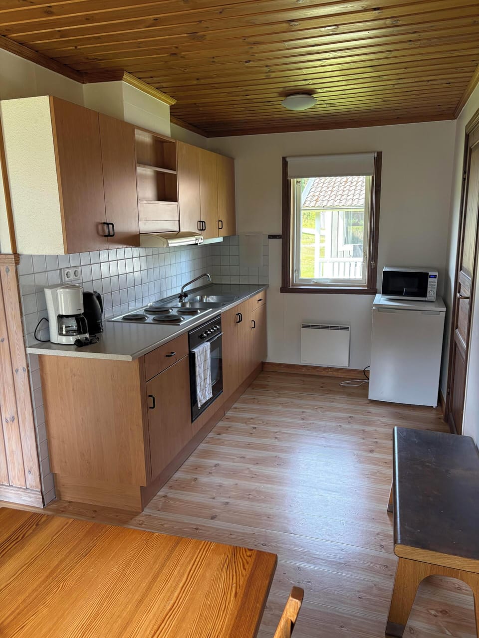 Cottage, Patio, Lake View | Private kitchen | Fridge, microwave, oven, stovetop