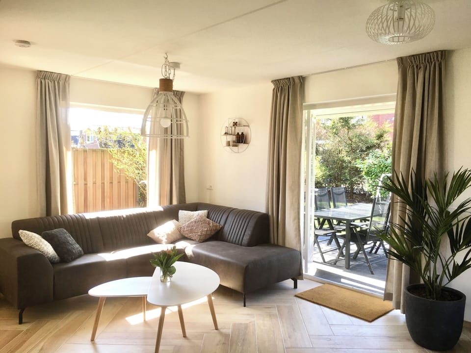 Woonkamer met openslaande deuren
