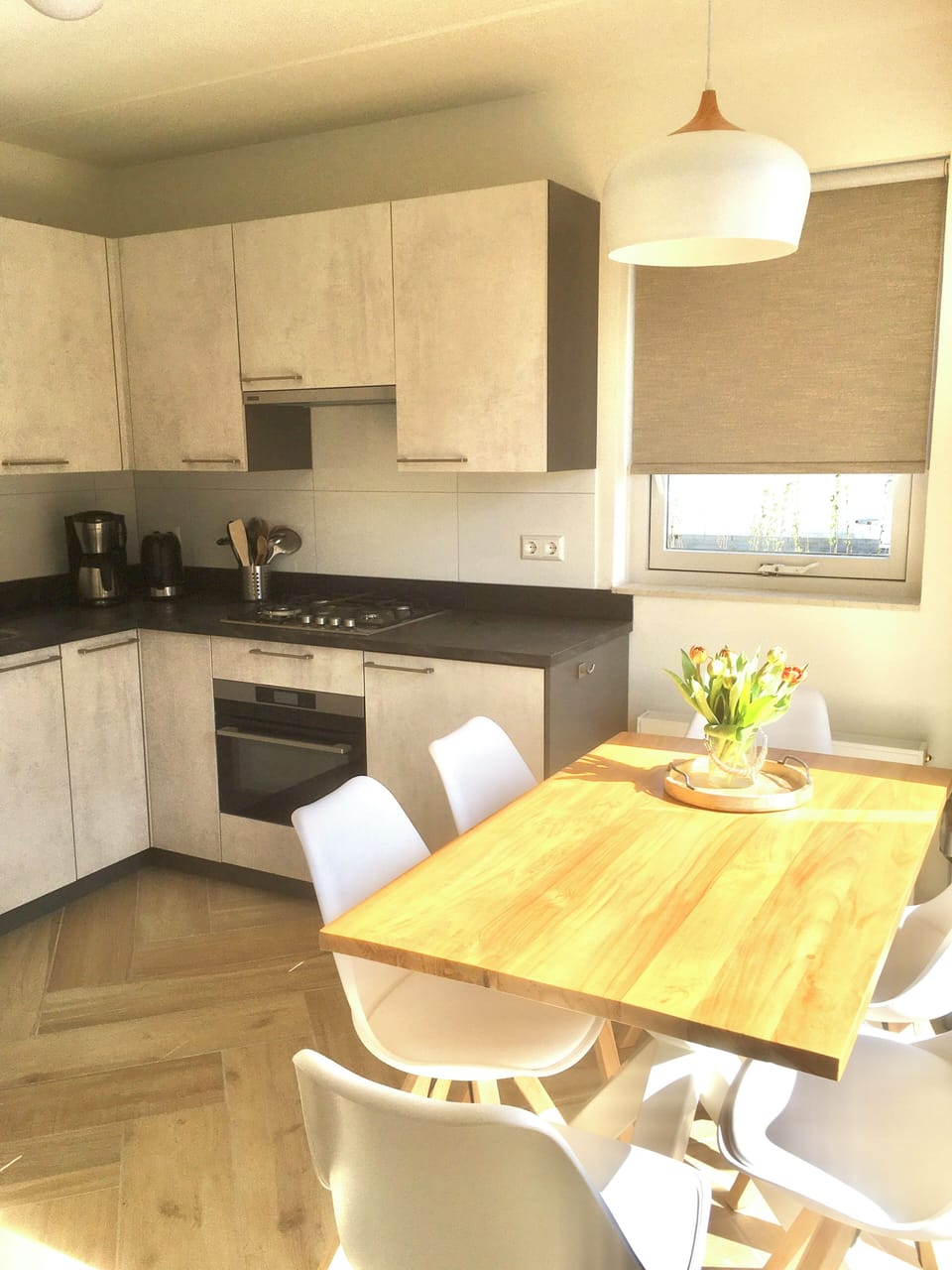 keuken met vaatwasser en combi-oven