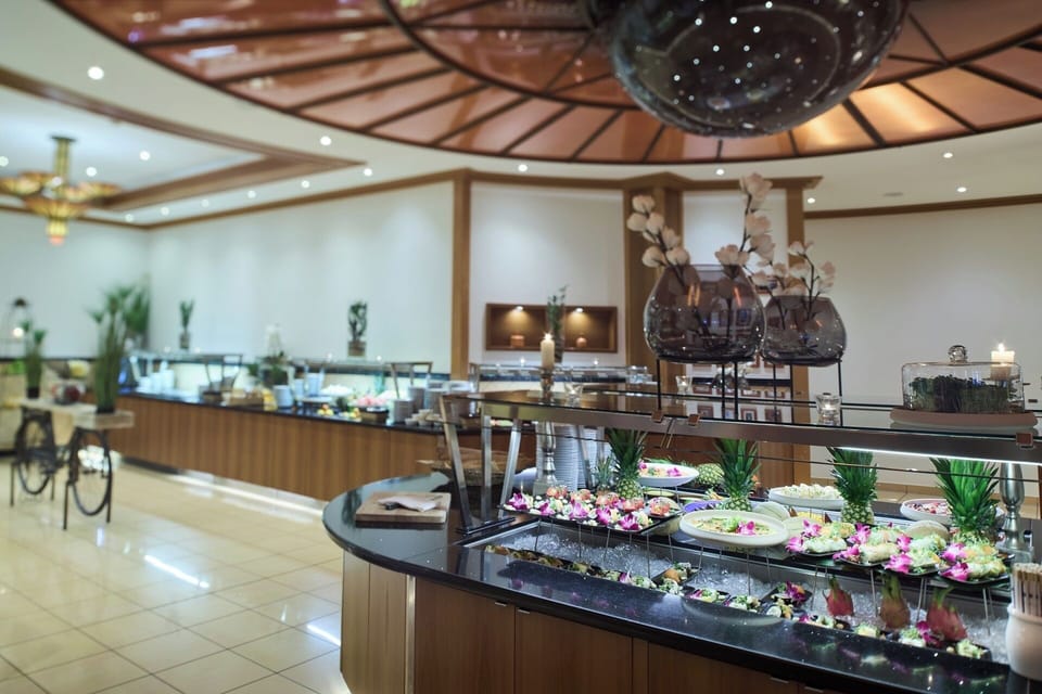 4 restaurants; breakfast, lunch, dinner, and brunch served