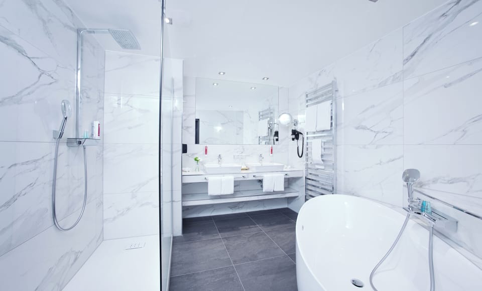 Junior Studio Suite | Bathroom | Hair dryer, bathrobes, slippers, towels