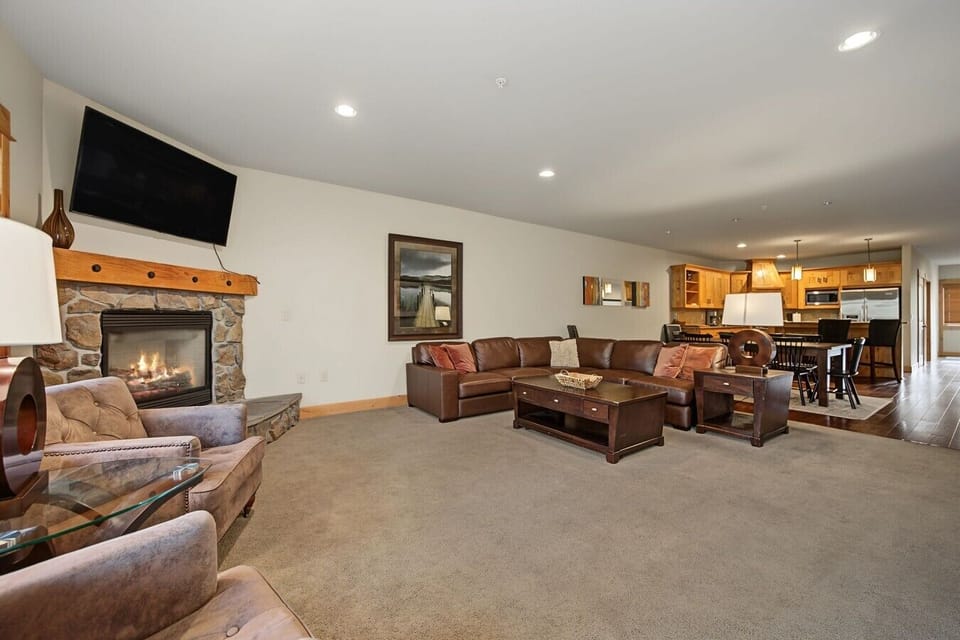 Living room/dining/kitchen