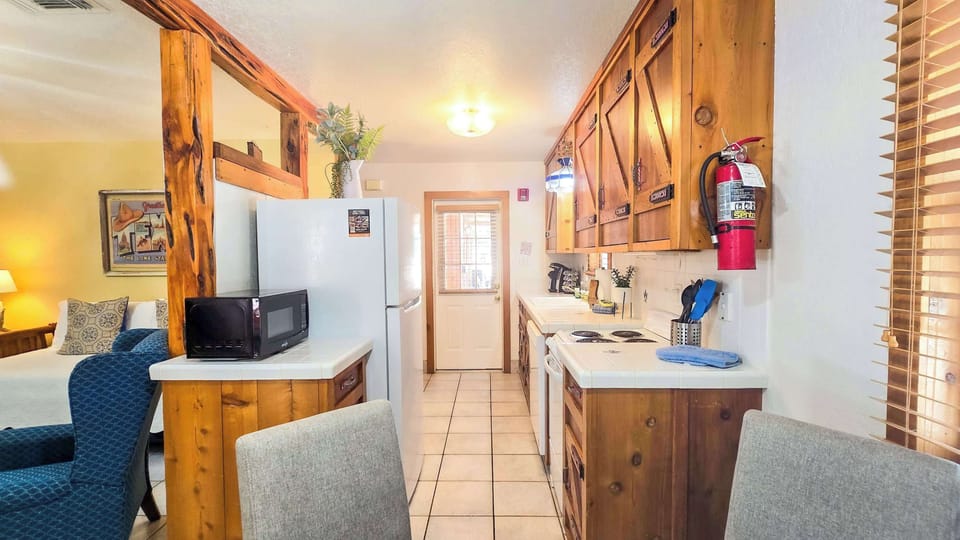Condo, Multiple Beds, Kitchen, Garden View (Shiner Suite) | Private kitchen