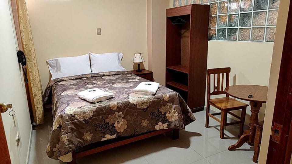 Standard Double Room Single Use | Laptop workspace, WiFi (free)