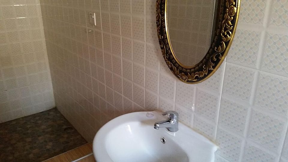 Queen Superior | Bathroom | Free toiletries, towels