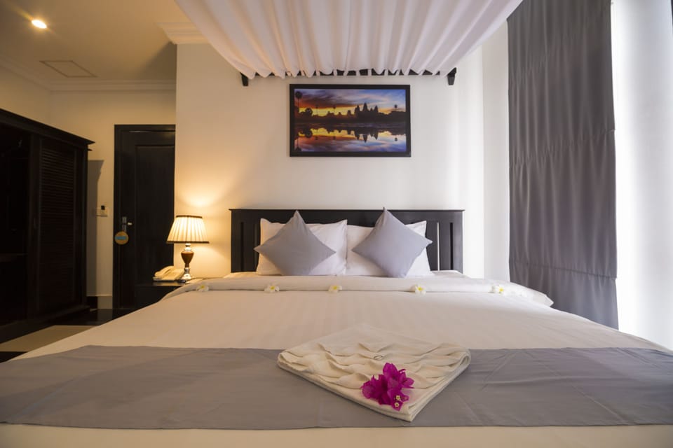 Deluxe Double Room, Pool View | Minibar, in-room safe, desk, iron/ironing board