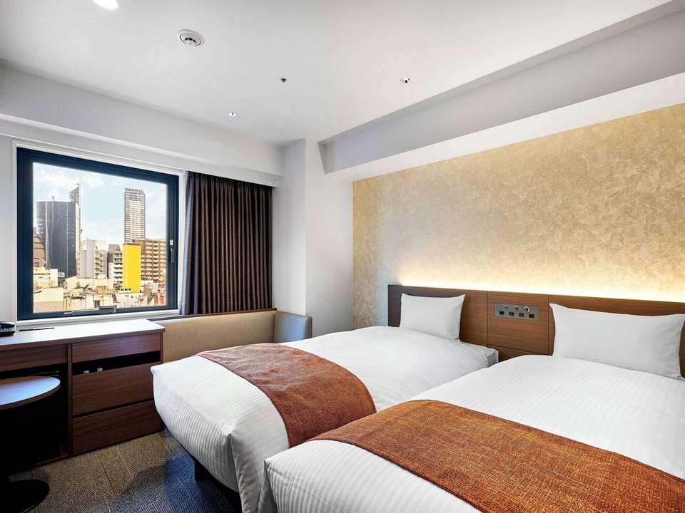 Premium bedding, down comforters, in-room safe, individually decorated