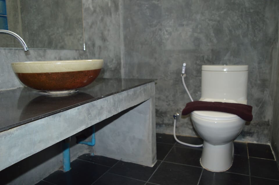 Shower, free toiletries, towels