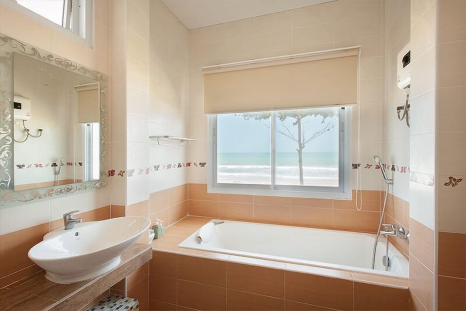 Villa Sea View | Deep soaking bathtub