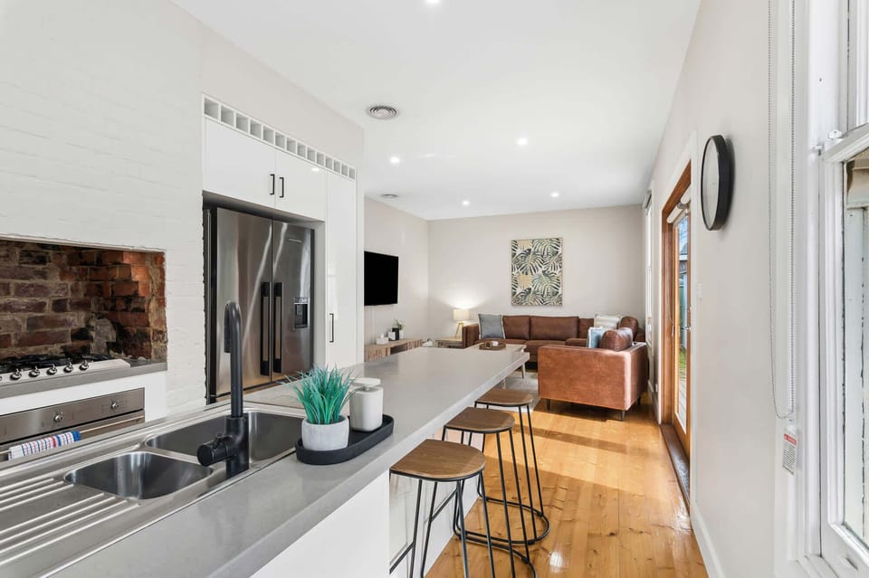 Fully-equipped kitchen with breakfast bar