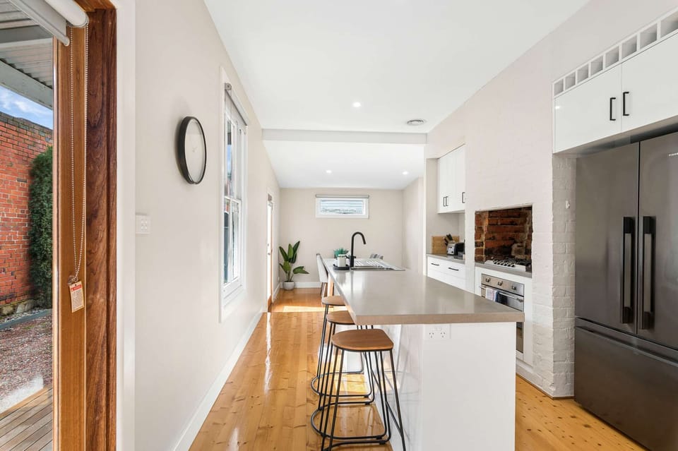 Fully-equipped kitchen with breakfast bar