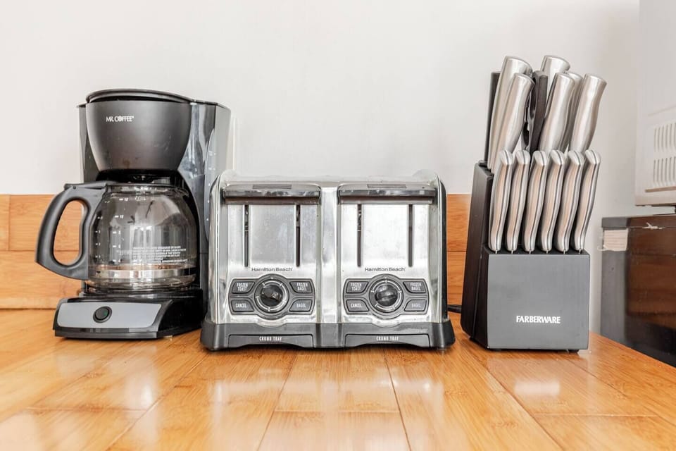 Start your morning with a convenient coffee maker, dual toaster, and a complete set of kitchen knives.