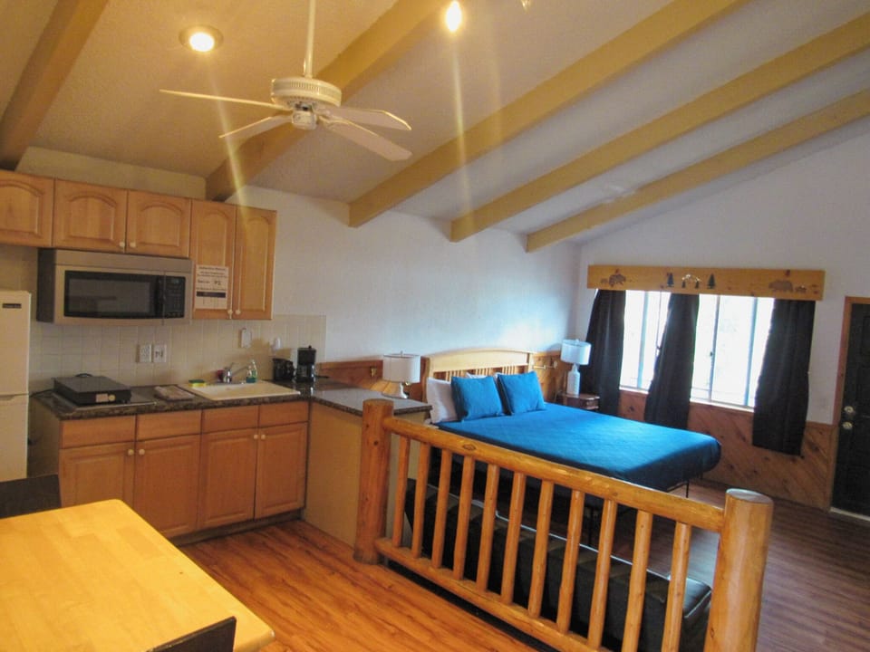 Comfort Studio Suite, Lake View | WiFi (free), bed sheets