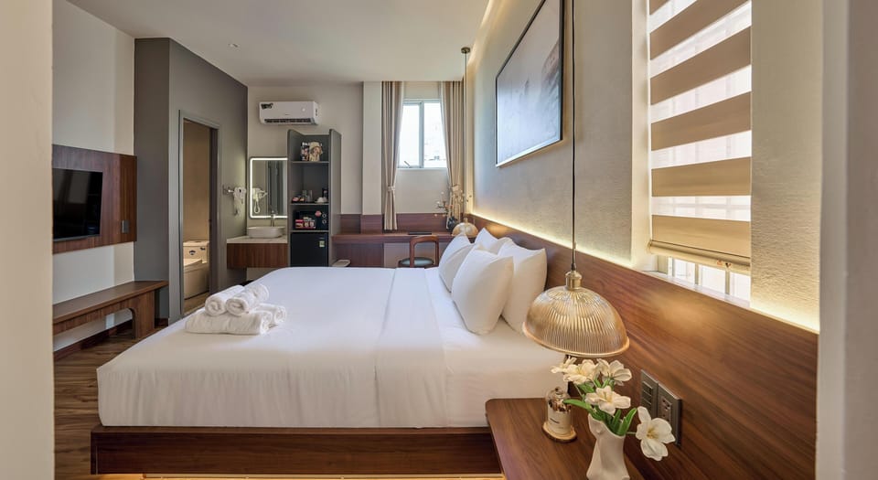 Standard Room | In-room safe, desk, laptop workspace, blackout drapes