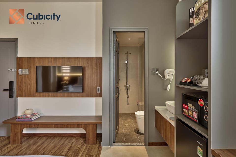Standard Room | Bathroom | Shower, hair dryer, slippers, towels
