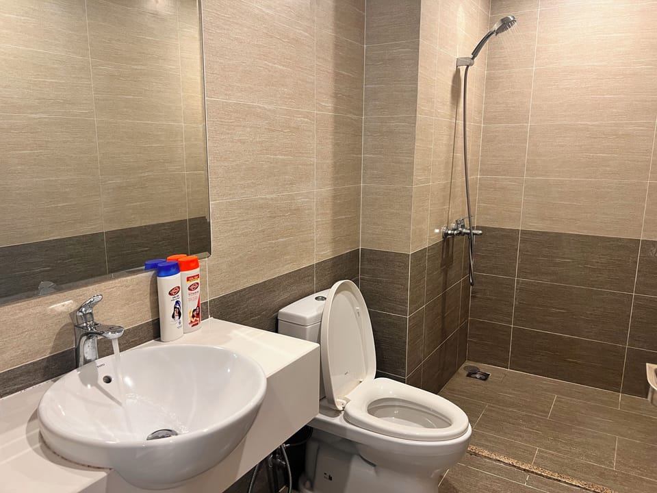 Panoramic Apartment, Balcony, River View | Bathroom | Shower, free toiletries, hair dryer, slippers