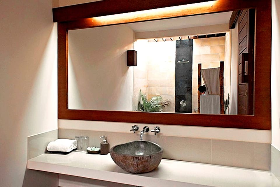 Shower, free toiletries, hair dryer (on request), towels