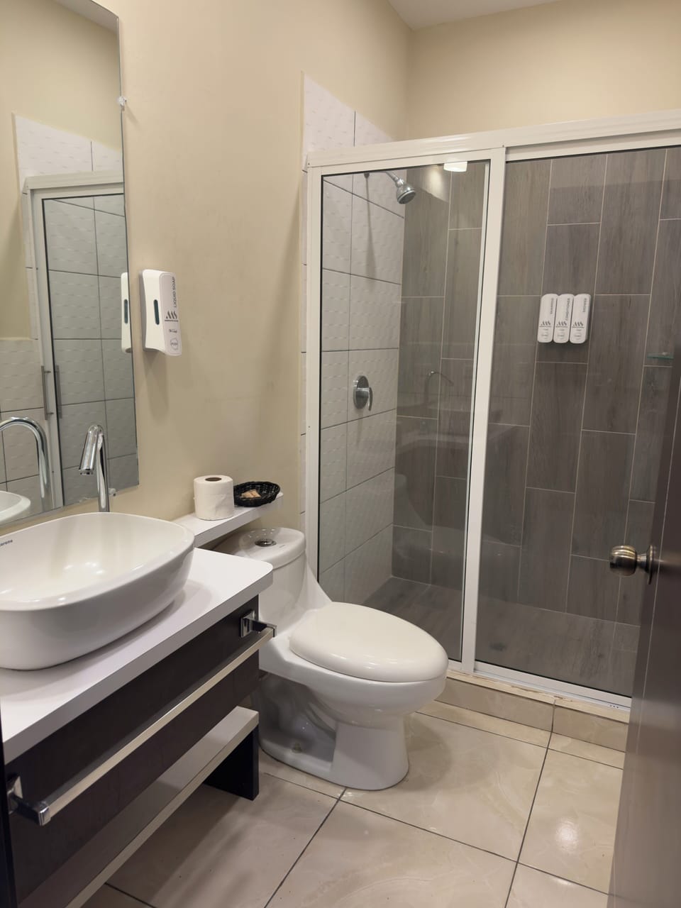 Junior Room, City View | Bathroom | Towels, soap, shampoo, toilet paper