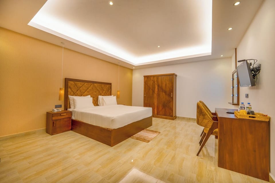 Deluxe Double Room | Desk, laptop workspace, iron/ironing board, WiFi (free)