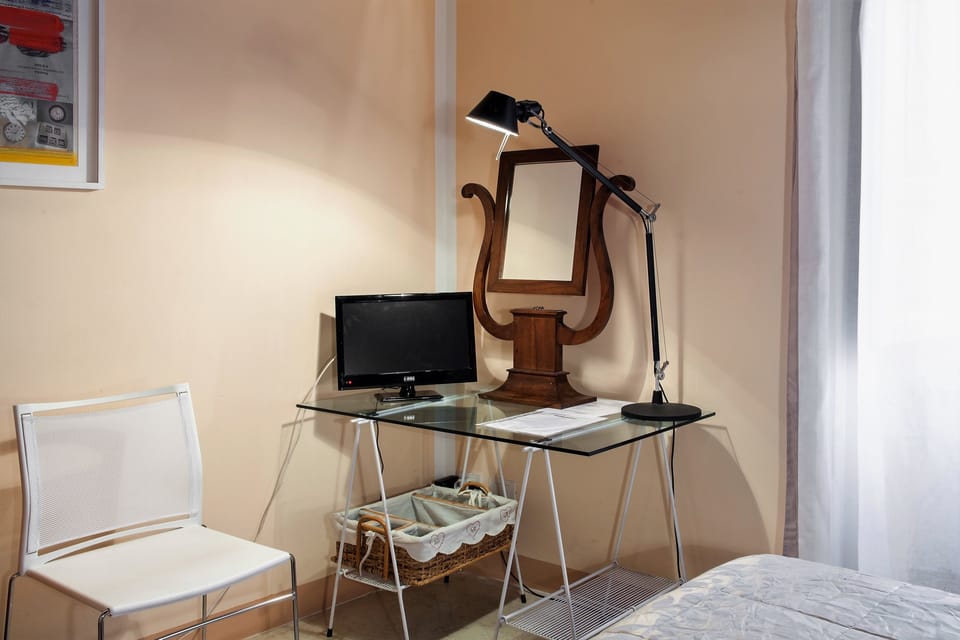 Single Room | Minibar, in-room safe, desk, iron/ironing board