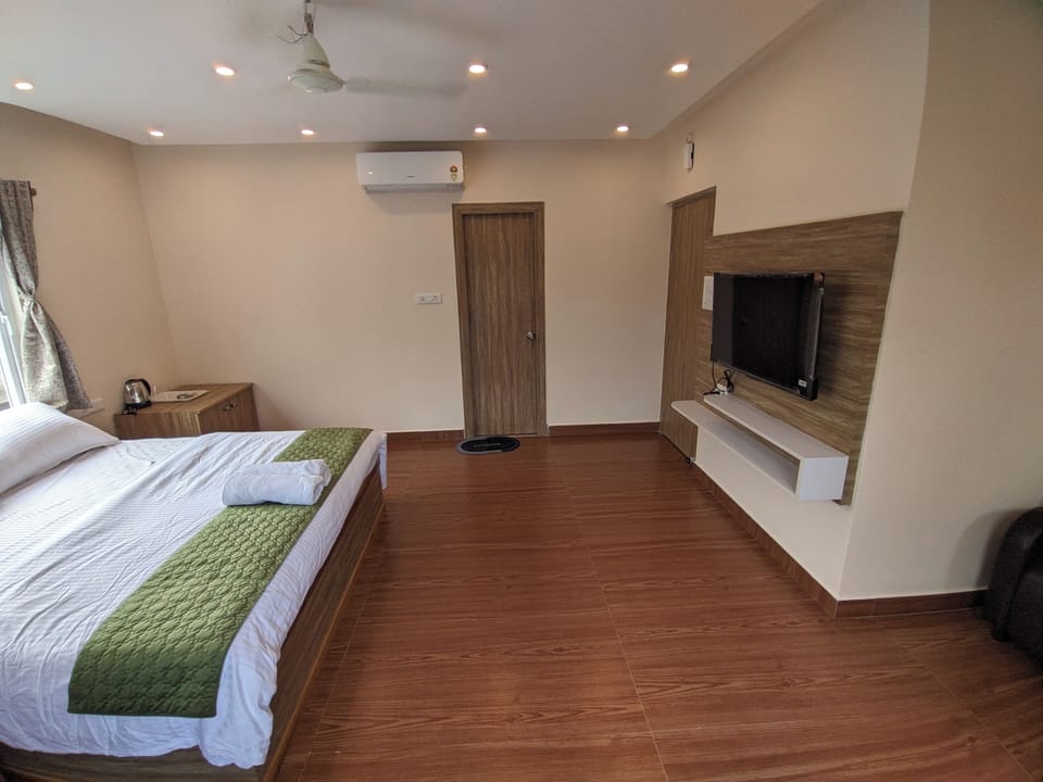 Premium Room, City View | Desk, laptop workspace, WiFi (free)