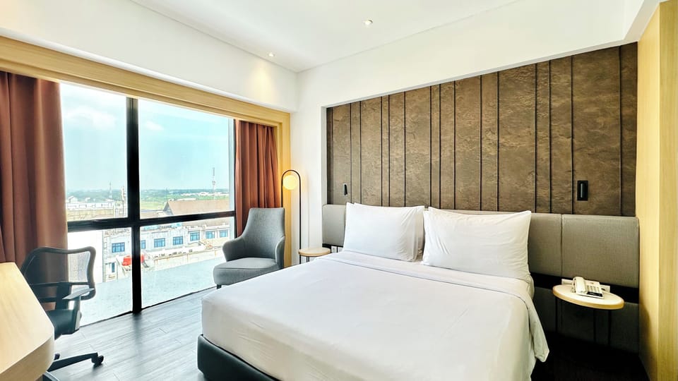 Superior Cozy Hollywood | In-room safe, desk, laptop workspace, blackout drapes