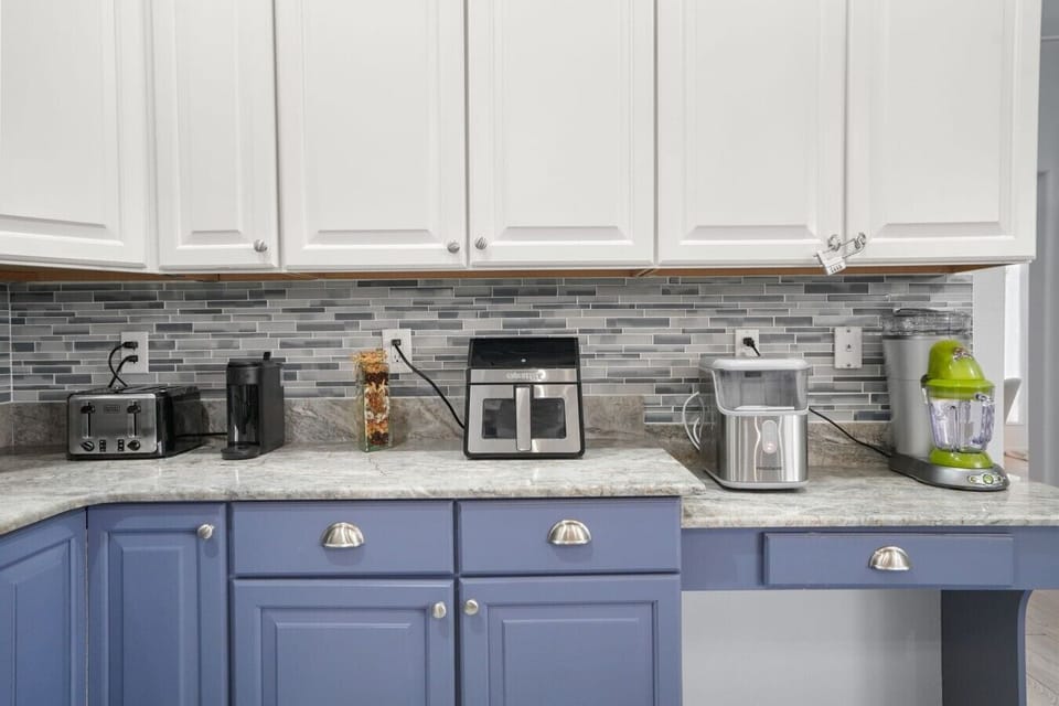 Coffee bar essentials and small appliances are all here, so mornings are easy from day one.