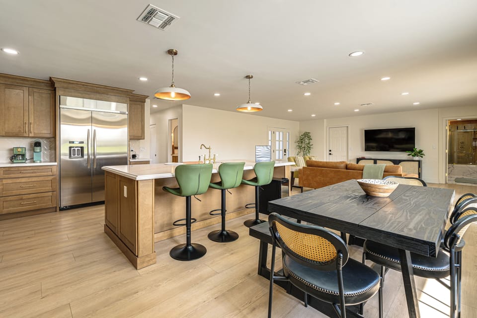 Kitchen | Dining Table
