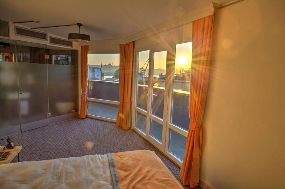 Deniz ve Sehir Manzarali Junior Suite | View from room