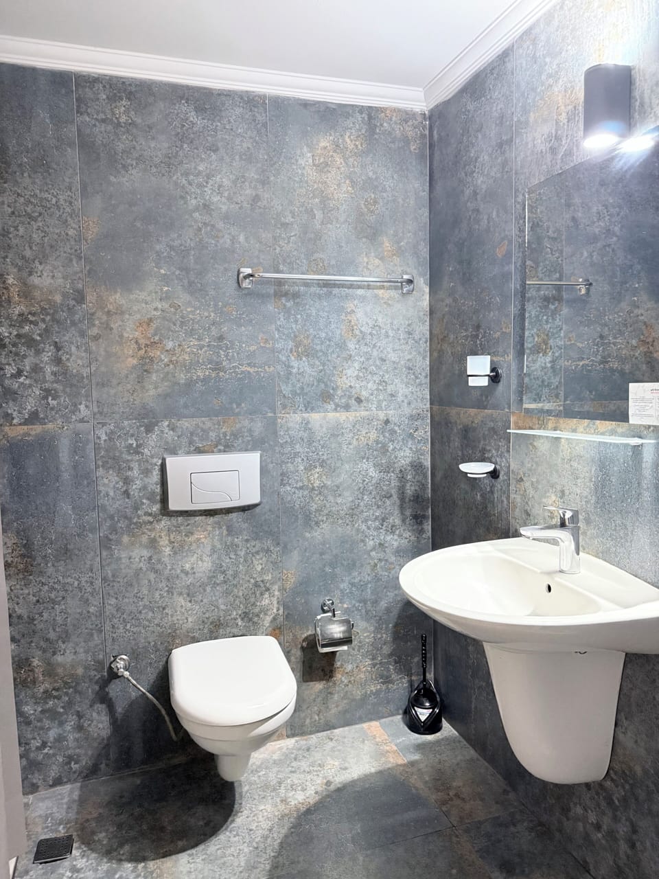 Deep soaking tub, free toiletries, hair dryer, slippers