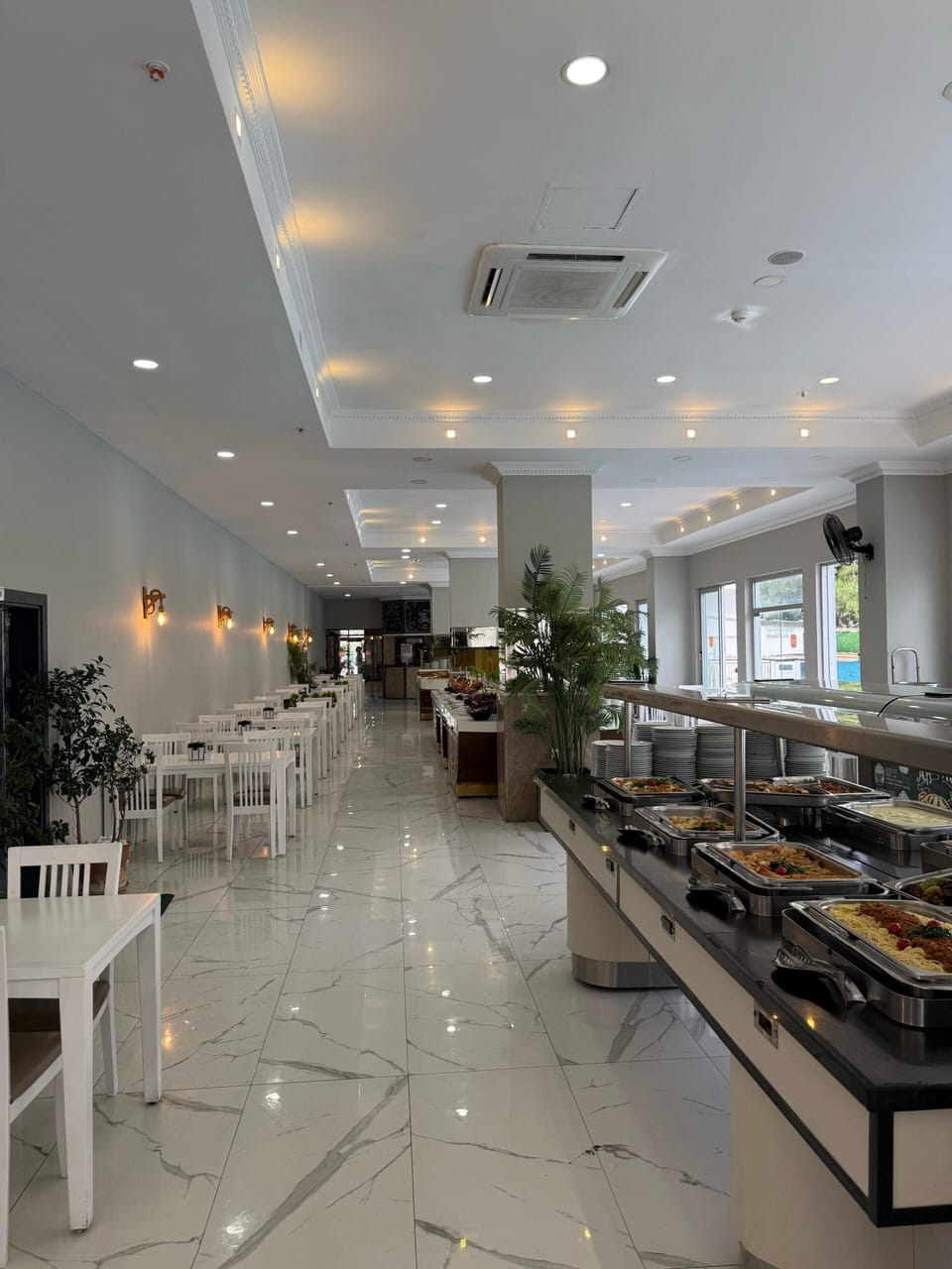 2 restaurants; breakfast, lunch, and dinner served