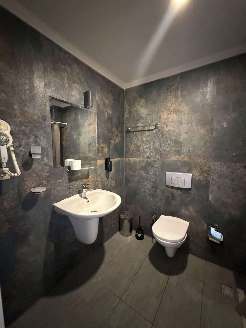 Deep soaking tub, free toiletries, hair dryer, slippers