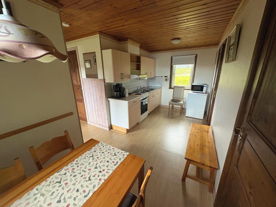Cottage, Patio, Lake View | Private kitchen