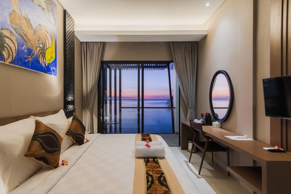 Deluxe Premium Double With Sea View | In-room safe, desk, free WiFi, bed sheets