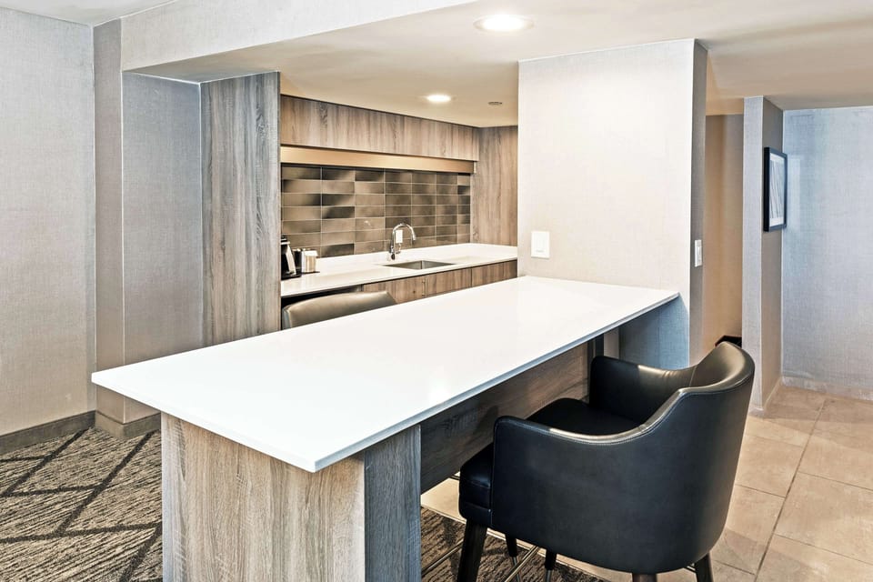 Deluxe Suite, 1 King Bed (2 Rooms) | Premium bedding, in-room safe, desk, laptop workspace