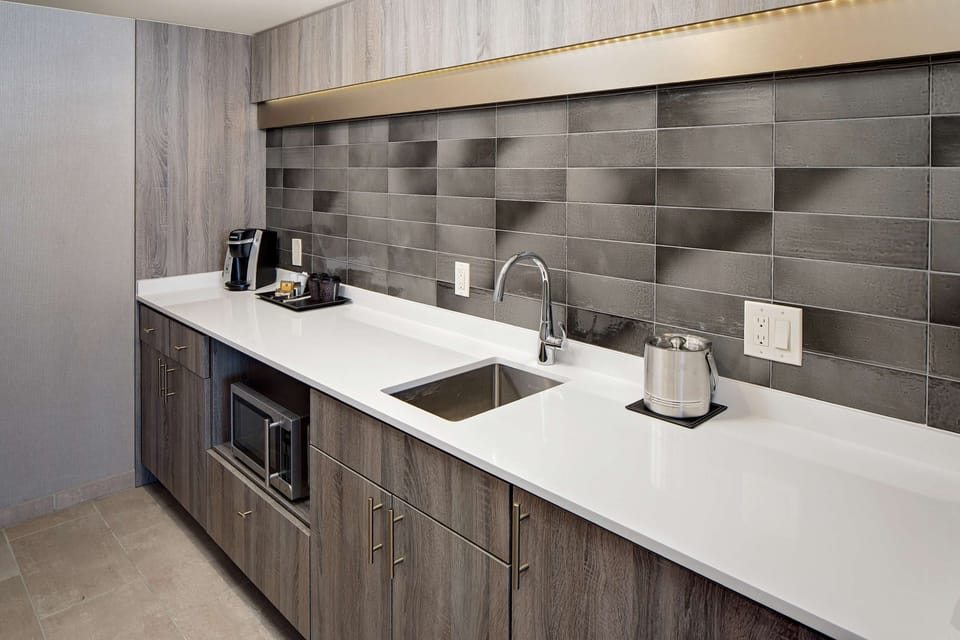 Fridge, coffee/tea maker