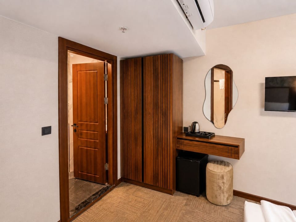 Comfort Triple Room, City View | Interior