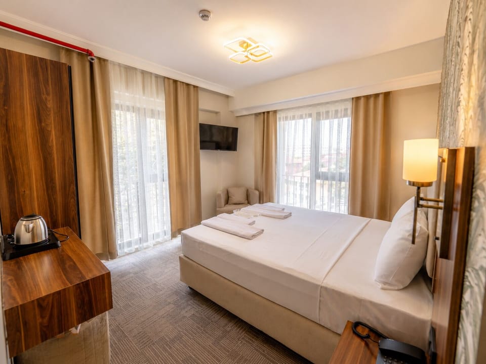 Classic Double Room Single Use, City View | Laptop workspace, WiFi (free)