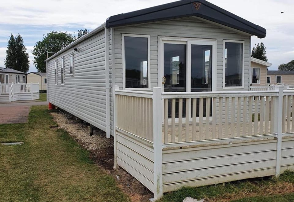 Sleeps6-familyfriendly-flamingoland-pool Cabin in England