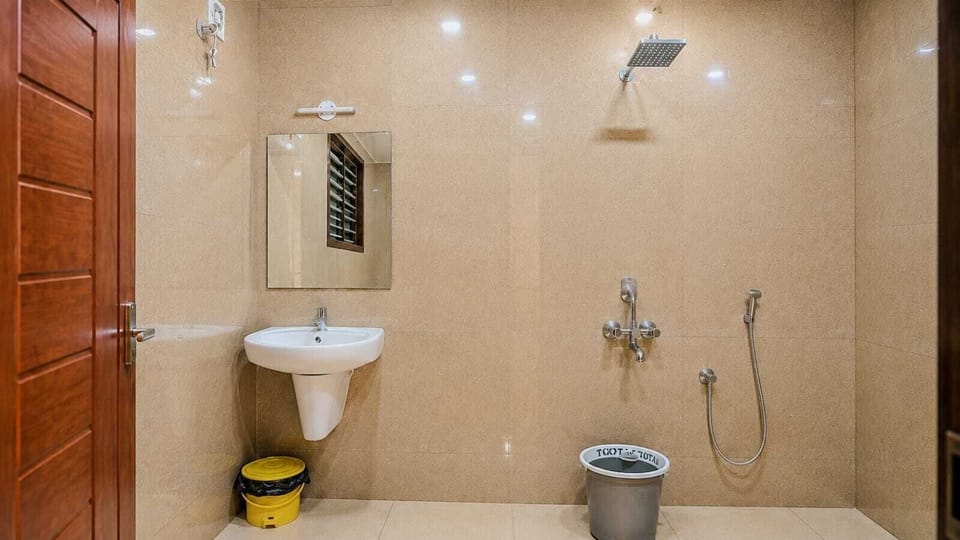 Deluxe Triple Room | Bathroom | Towels, soap, shampoo