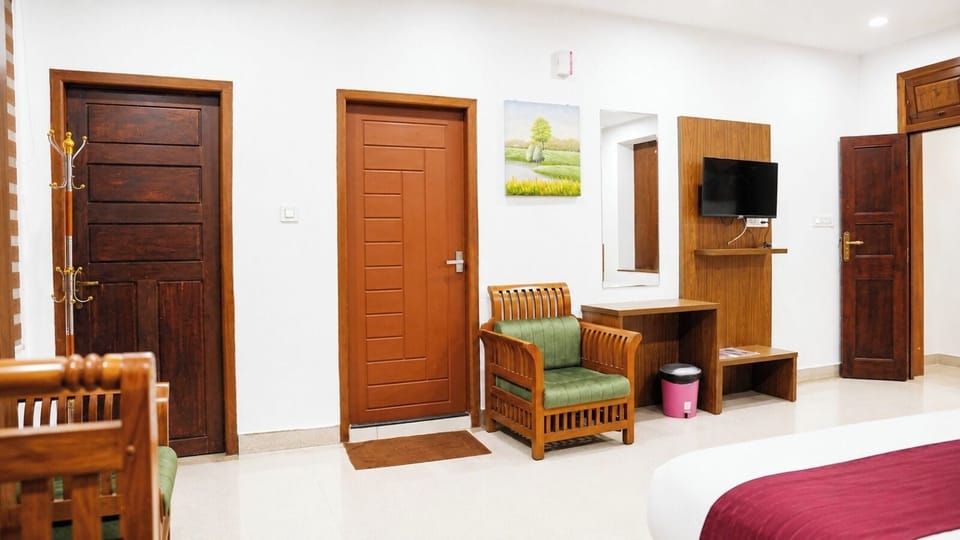 Deluxe Double Room | Laptop workspace, iron/ironing board (on request), WiFi (free)