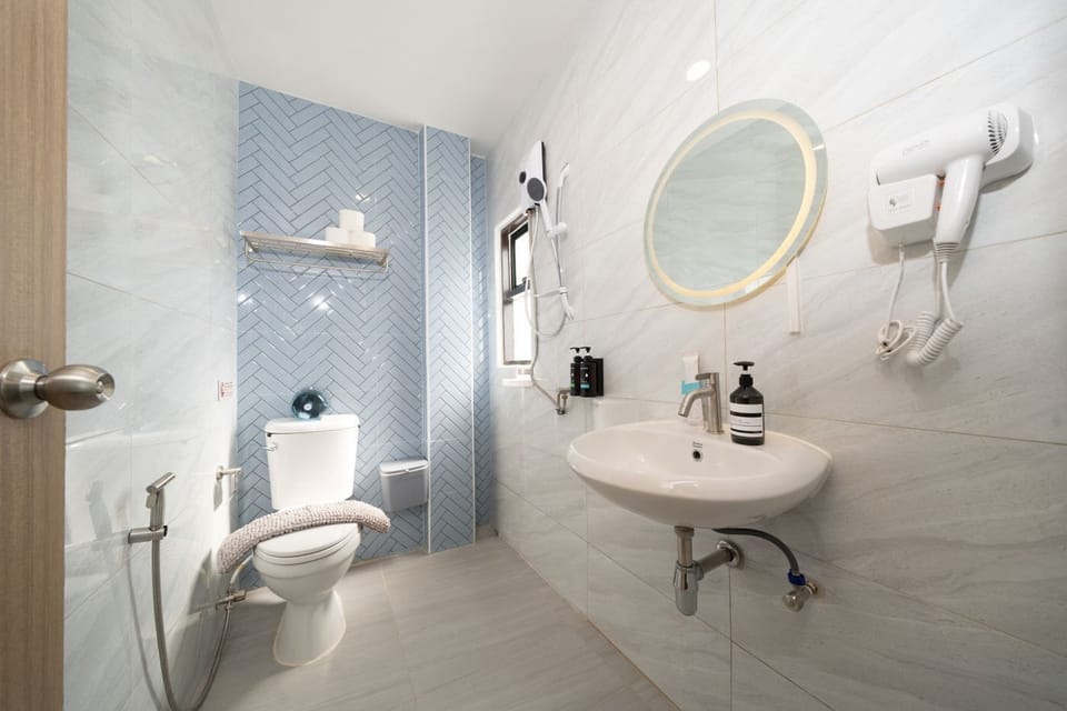 Family House | Bathroom | Free toiletries, hair dryer, towels, soap