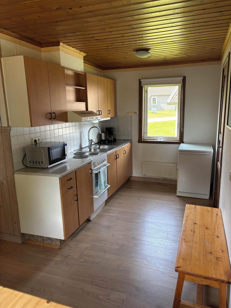 Cottage, Patio, Lake View | Private kitchen | Fridge, microwave, oven, stovetop