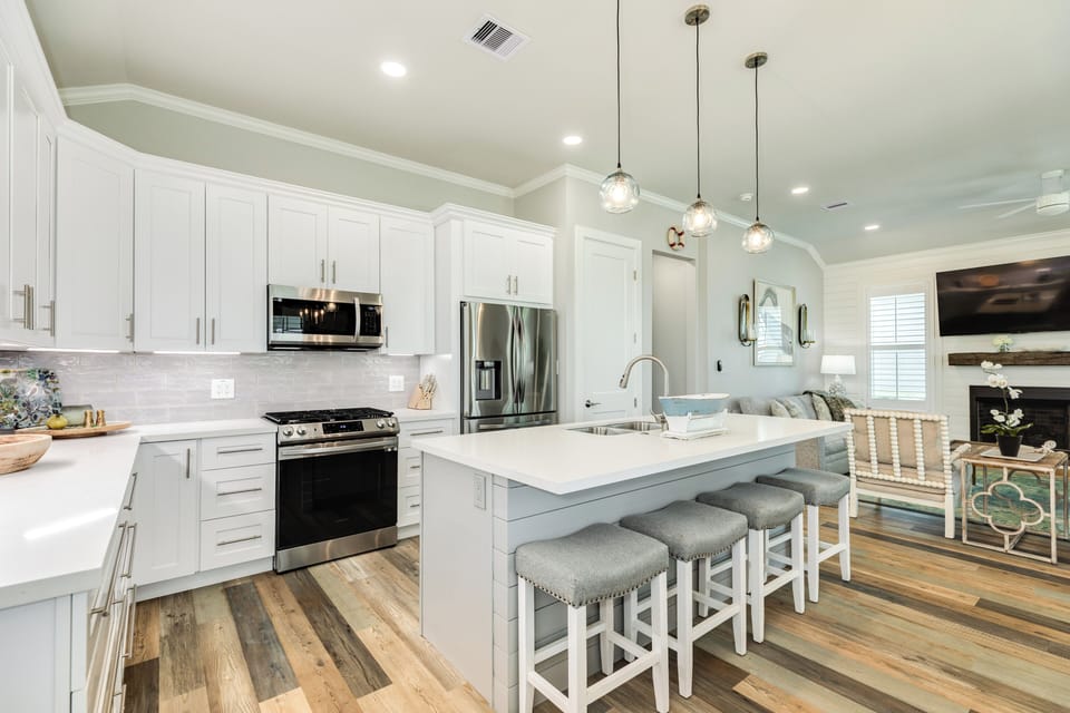 Additional seating for 4 at the nearby kitchen island
