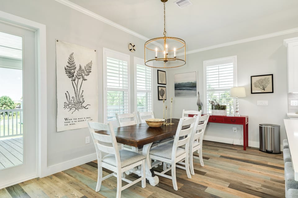 Comfortably sit up to 6 at the dining table