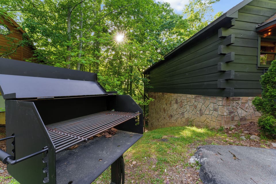 We have a park-style charcoal grill available for guests to use! (Please bring your own charcoal!)