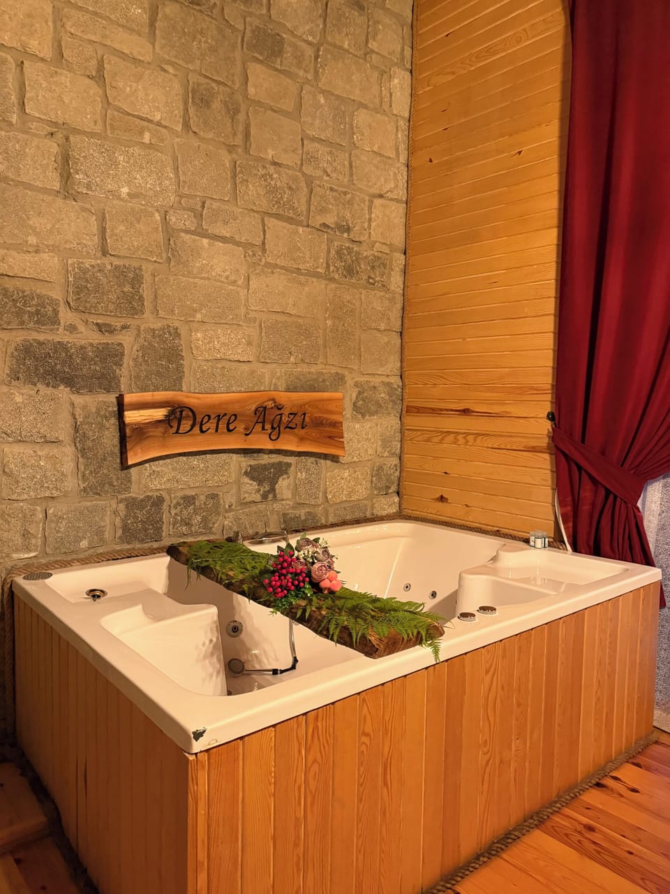 Luxury Studio Suite | Bathroom | Bathtub, towels